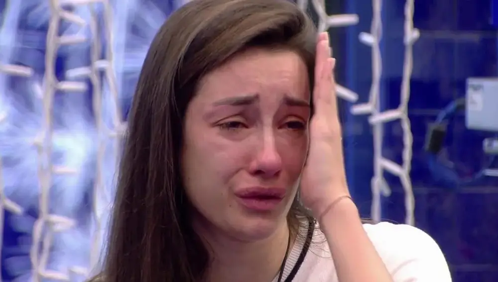 Adara Molinero llorando