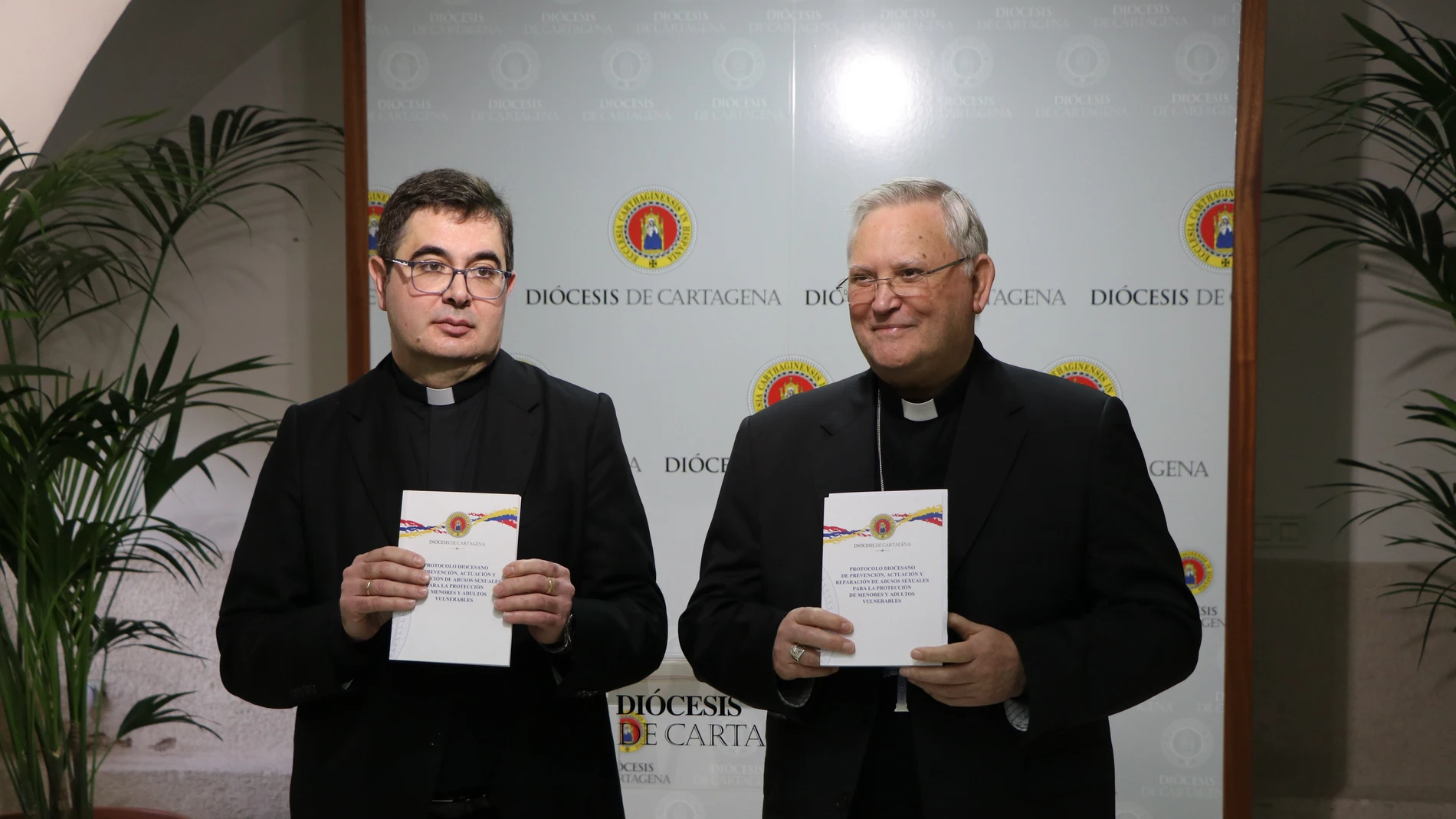 El obispo de Cartagena, Mons. José Manuel Lorca Planes, acompañado por el delegado para la Protección del menor y de los adultos vulnerables y vicario Judicial, Gil José Sáez Martínez, presentan el protocolo
