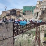 Centenares de personas protestan en defensa del agua y contra las macrogranjas el Puente de San Pablo de Cuenca