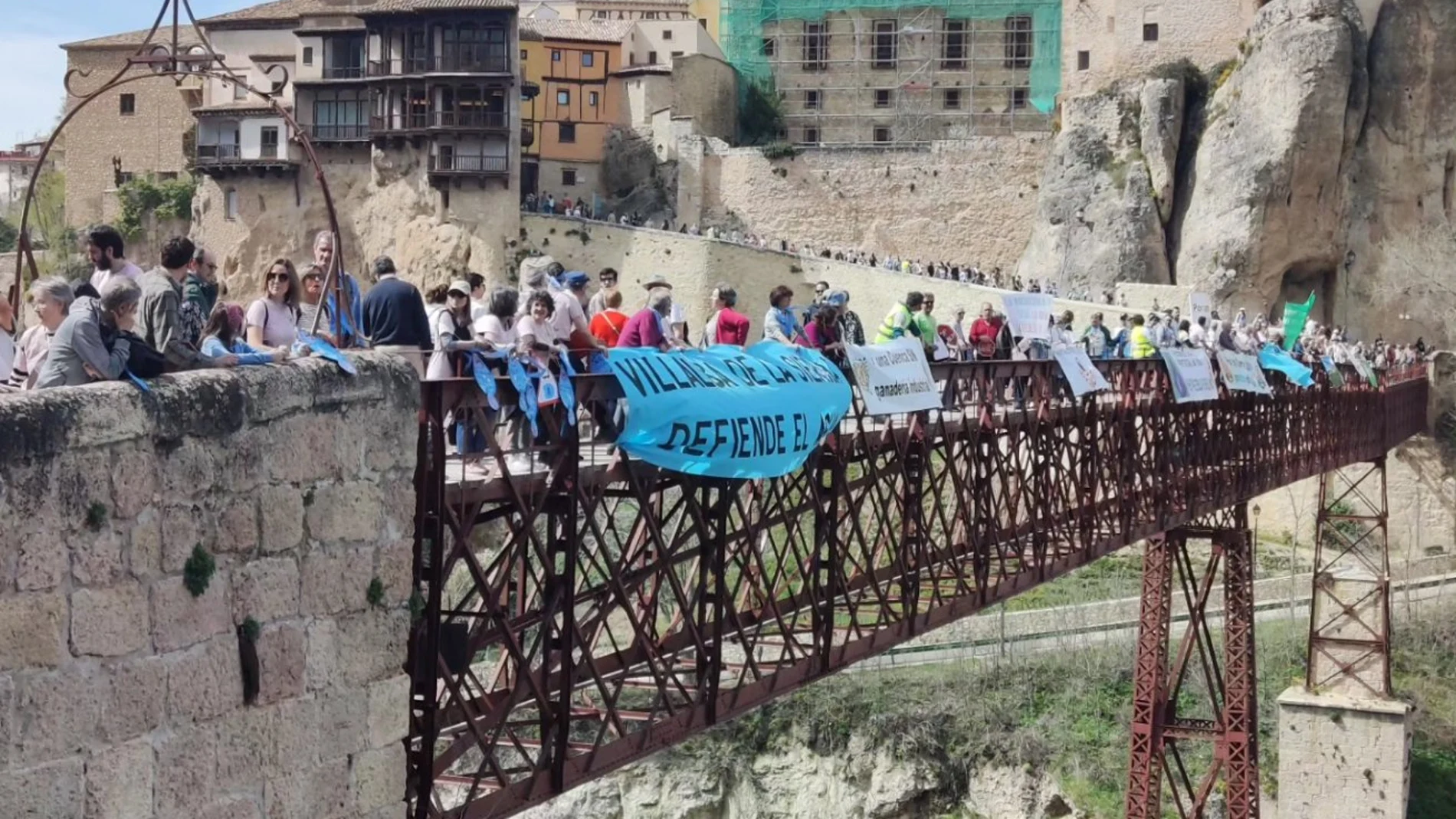 Centenares de personas protestan en defensa del agua y contra las macrogranjas el Puente de San Pablo de Cuenca
