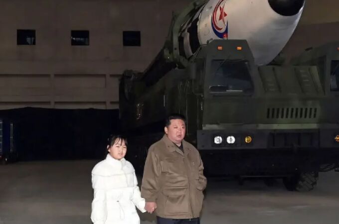 Kim Jong Un y su hija Ju Ae durante el lanzamiento del misil Hwasong-17