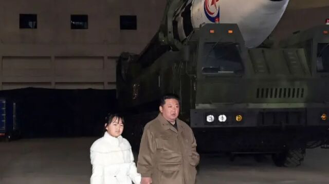 Kim Jong Un y su hija Ju Ae durante el lanzamiento del misil Hwasong-17