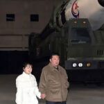 Kim Jong Un y su hija Ju Ae durante el lanzamiento del misil Hwasong-17