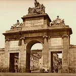 La Puerta de Toledo con restos de la cerca de Madrid
