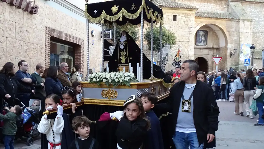 Imagen de La Virgen de la Soledad &quot;chica&quot;, uno de los pasos creado para la Procesión de los Niños de Quintanar de la Orden (Toledo)
