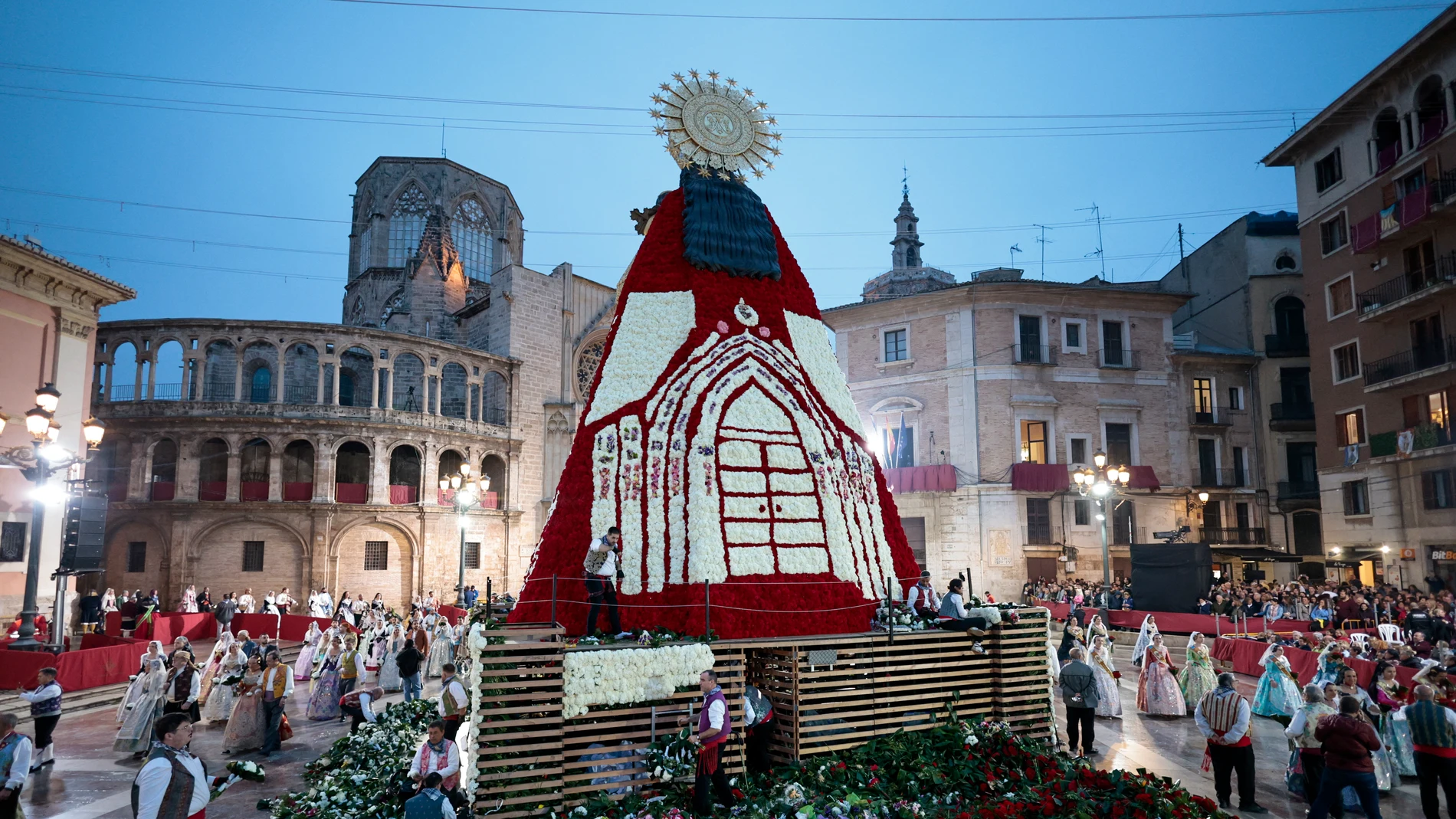 La Virgen de los Desamparados presidirá la plaza hasta el próximo 21 de marzo