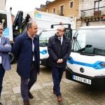 El alcalde de Ponferrada, Marco Moral, presenta los nuevos vehículos de limpieza junto al concejal Carlos Fernández y el responsable de la empresa de limpieza, Vicente Cid