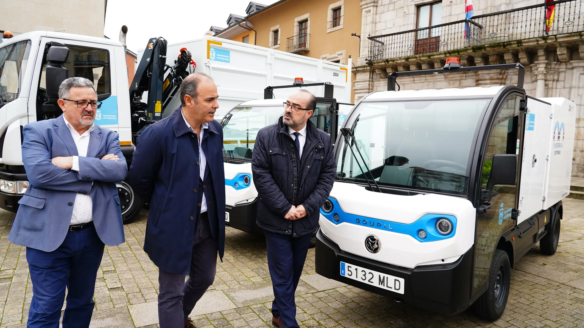 El alcalde de Ponferrada, Marco Moral, presenta los nuevos vehículos de limpieza junto al concejal Carlos Fernández y el responsable de la empresa de limpieza, Vicente Cid