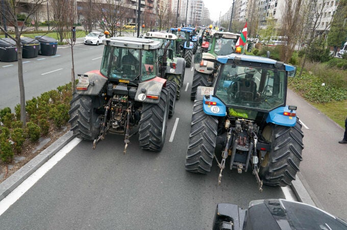 Los sindicatos agrarios UAGA (Álava), EHNE Gipuzkoa y EHNE Nafarroa y ENBA convocan una movilización unitaria en Vitoria con tractores