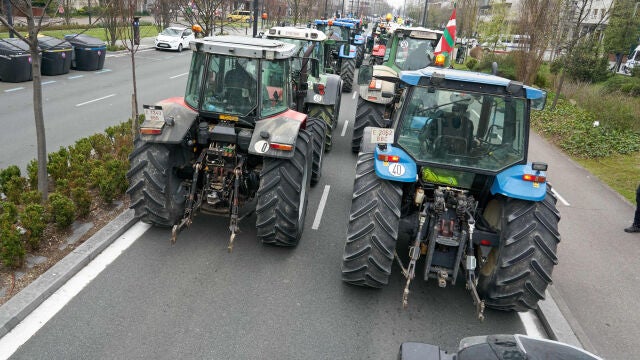 Los sindicatos agrarios UAGA (Álava), EHNE Gipuzkoa y EHNE Nafarroa y ENBA convocan una movilización unitaria en Vitoria con tractores