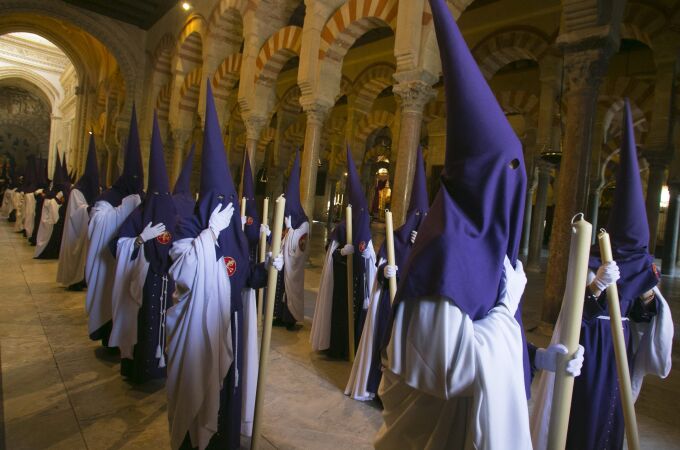 Nazarenos a su paso por la Mezquita-Catedral de Córdoba