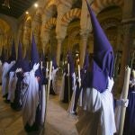 Nazarenos a su paso por la Mezquita-Catedral de Córdoba