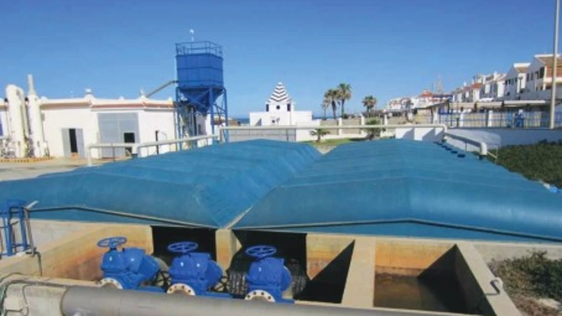 La nueva depuradora de Matalascañas se proyecto junto a la antigua, en primera línea de playa