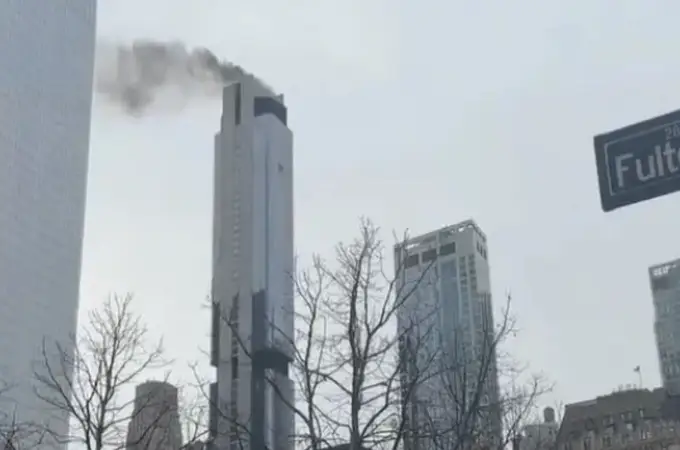 Un incendio en un rascacielos cerca del World Trade Center desata el pánico en Nueva York