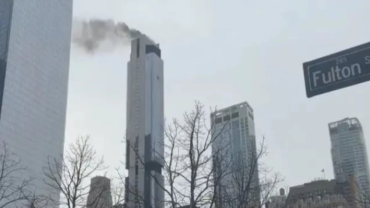 Un incendio en un rascacielos cerca del World Trade Center desata el pánico en Nueva York