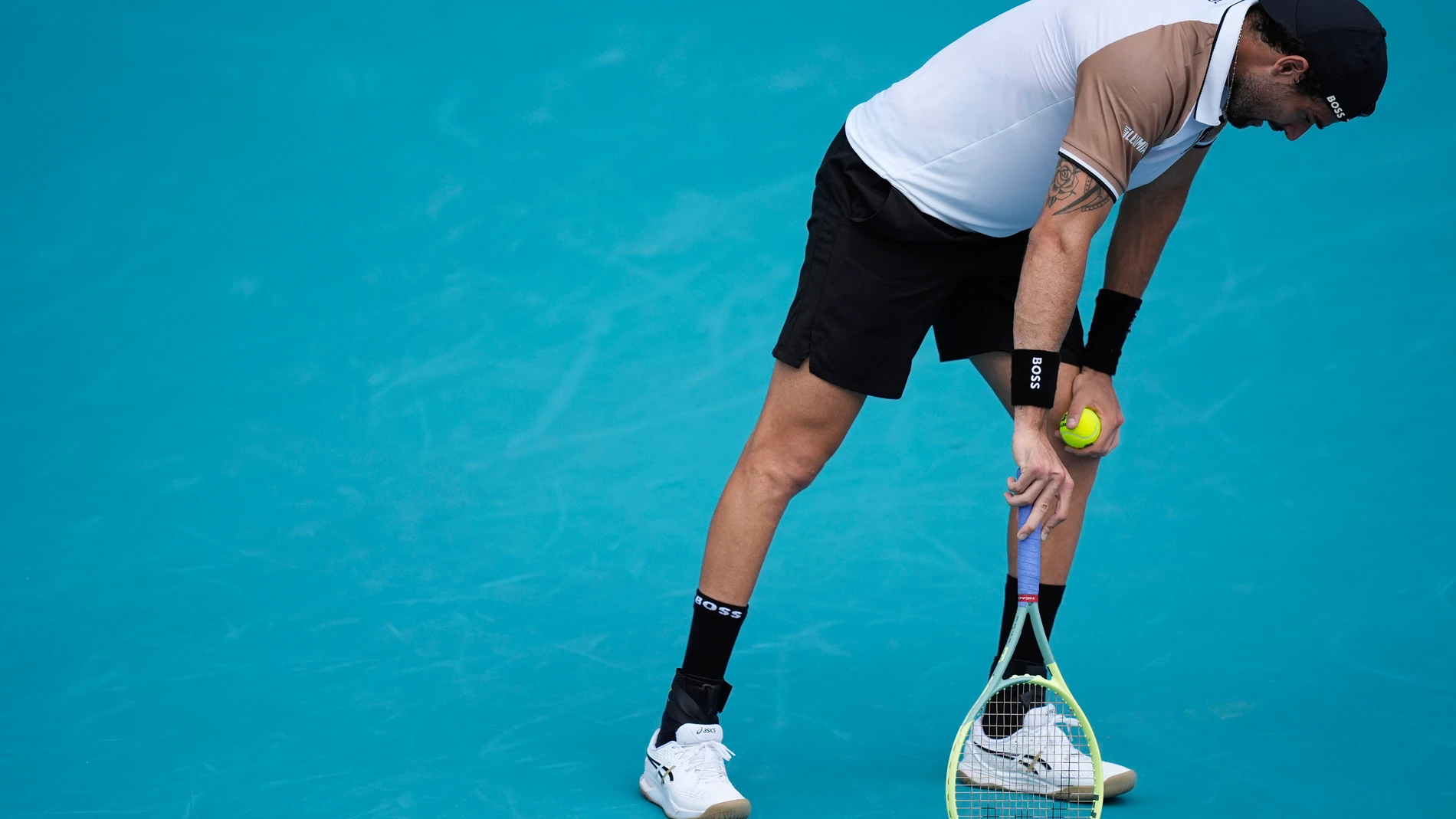 Matteo Berrettini, of Italy, stumbles and appears lightheaded, before returning to his bench mid-game to be checked by team staff, in his first round match against Andy Murray, of Britain, at the Miami Open tennis tournament, Wednesday, March 20, 2024, in Miami Gardens, Fla. (AP Photo/Rebecca Blackwell)
