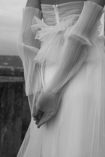 Vestido de novia de tejido ligero.