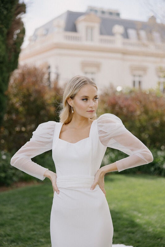 Vestido de novia con escote cuadrado.