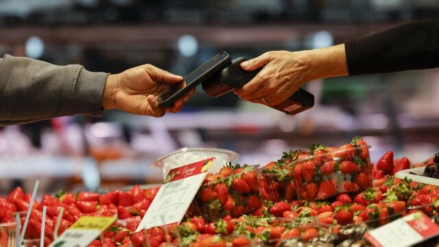 Una persona realiza una compra en el mercado.