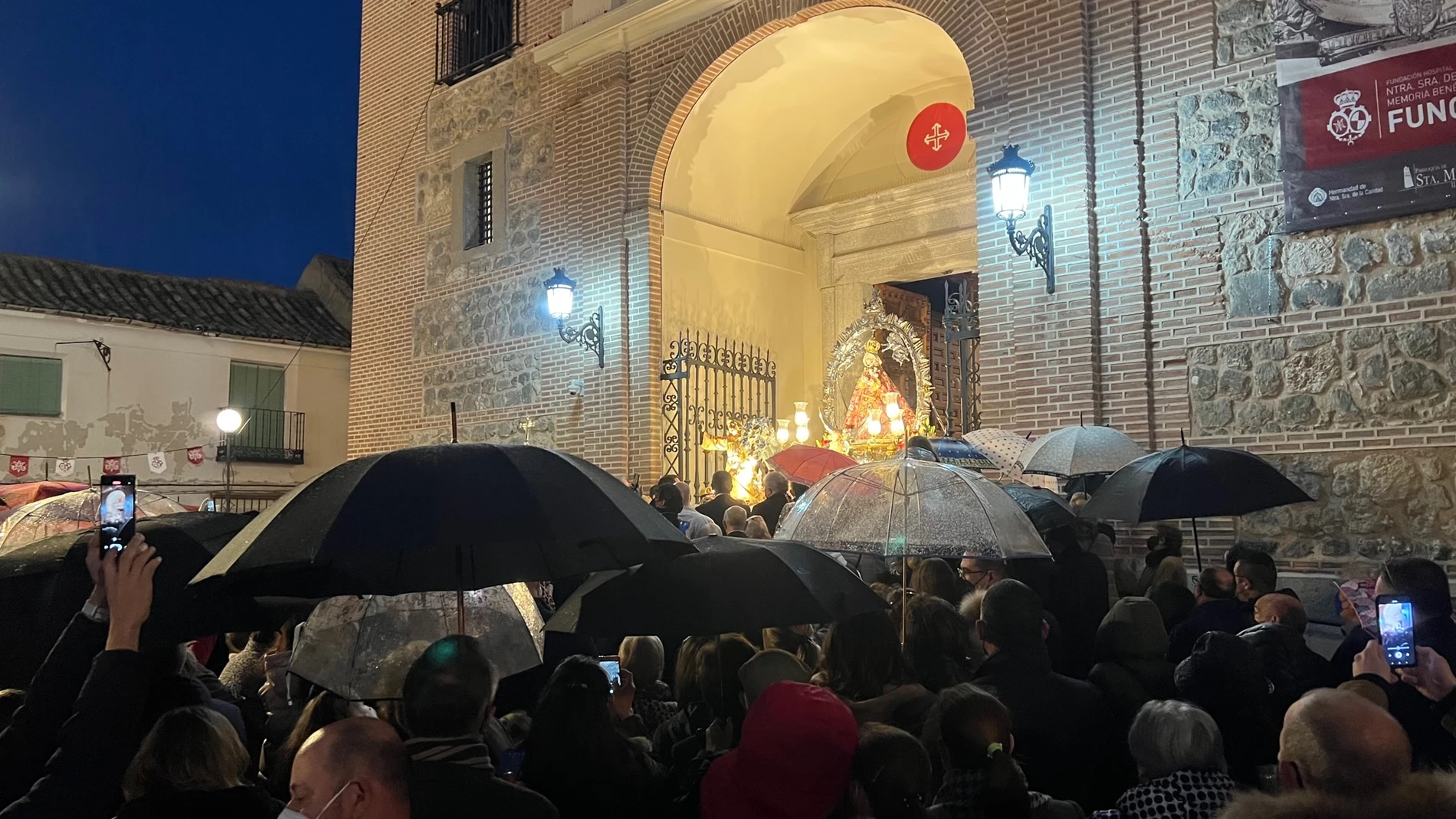 Procesión del Virgen del Milagro bajo la lluvia en Illescas (Toledo)