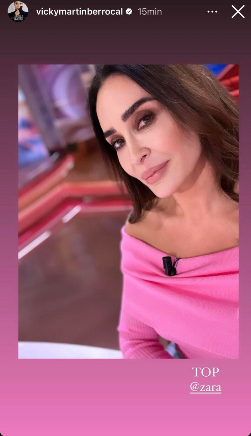 Vicky Martín Berrocal con top rosa. 