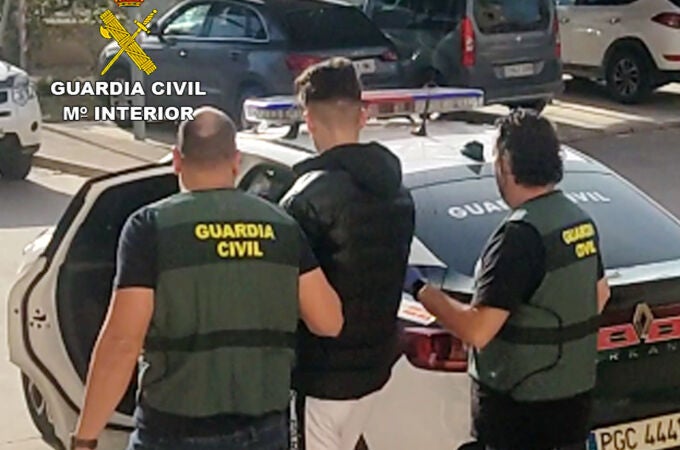 El arrestado junto a dos agentes de la Guardia Civil