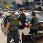 El arrestado junto a dos agentes de la Guardia Civil