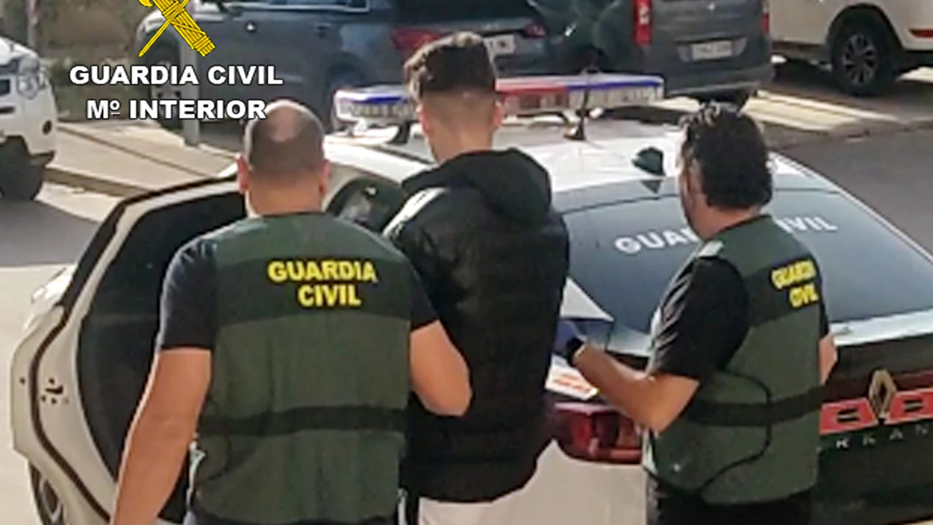 El arrestado junto a dos agentes de la Guardia Civil