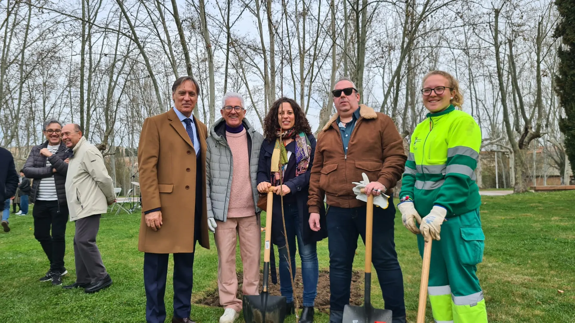 El alcalde de Salamanca, Carlos García Carbayo, inaugura el "Bosque de la Cultura"