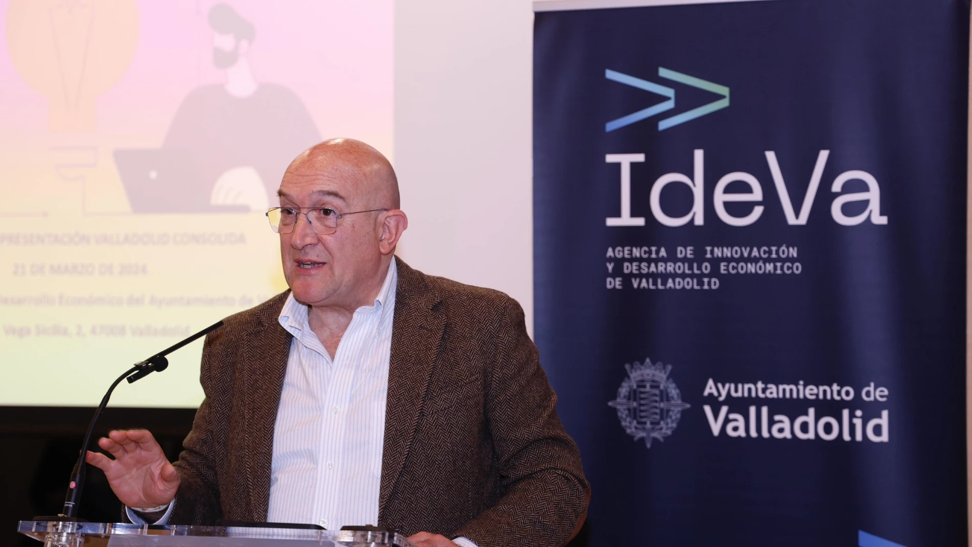 El alcalde de Valladolid, Jesús Julio Carnero, presenta el programa