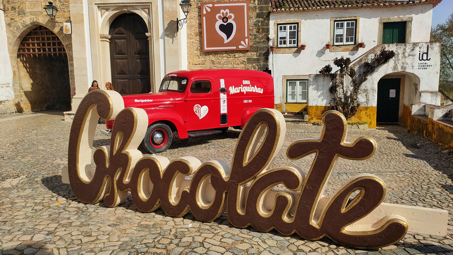 La puerta principal de entrada a la ciudad medieval ya nos anuncia el Festival del Chocolate