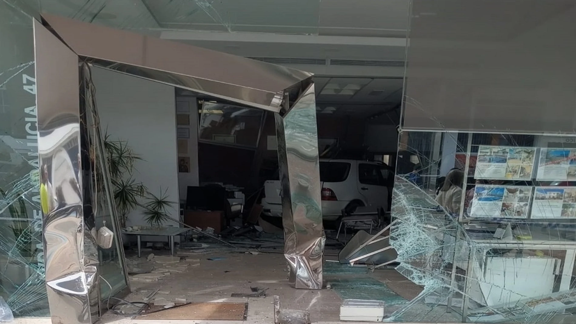 Establecimiento con el coche accidentado dentro