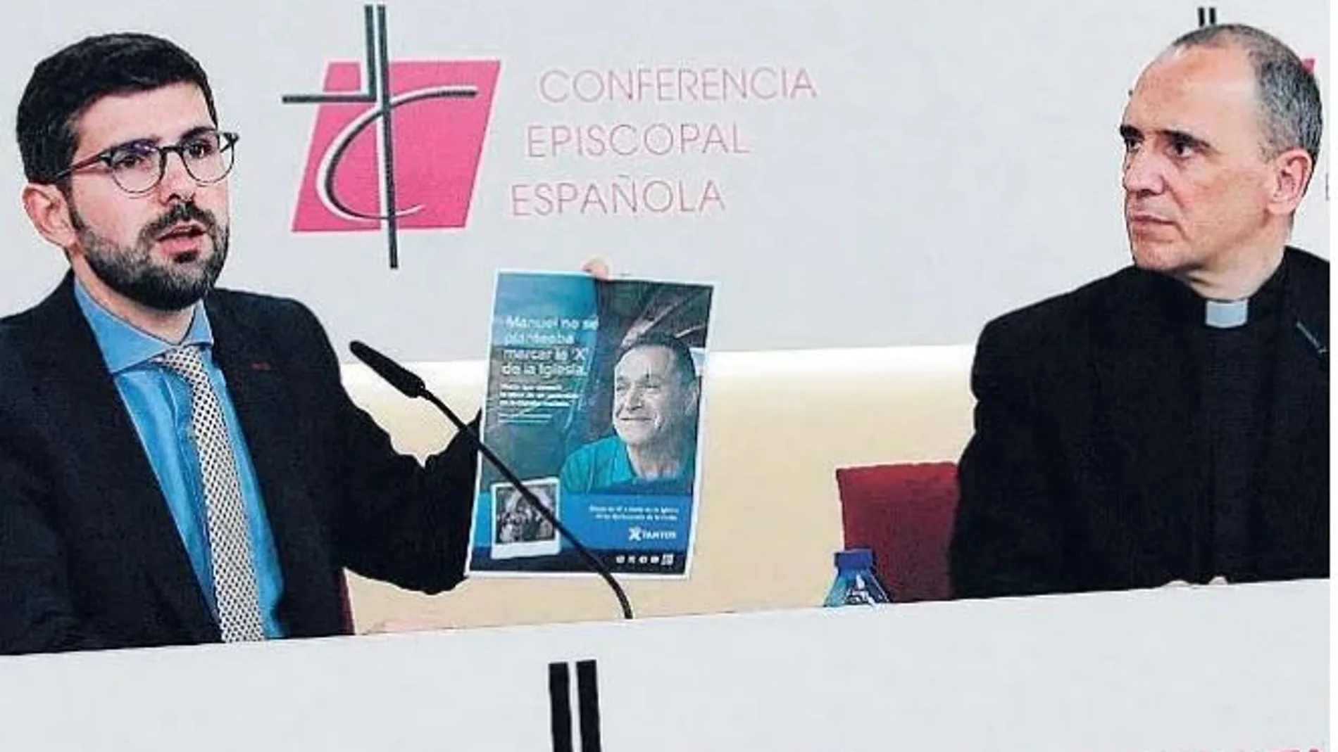 José María Albalad, ayer, con el director de Comunicación de los obispos, Josetxo Vera