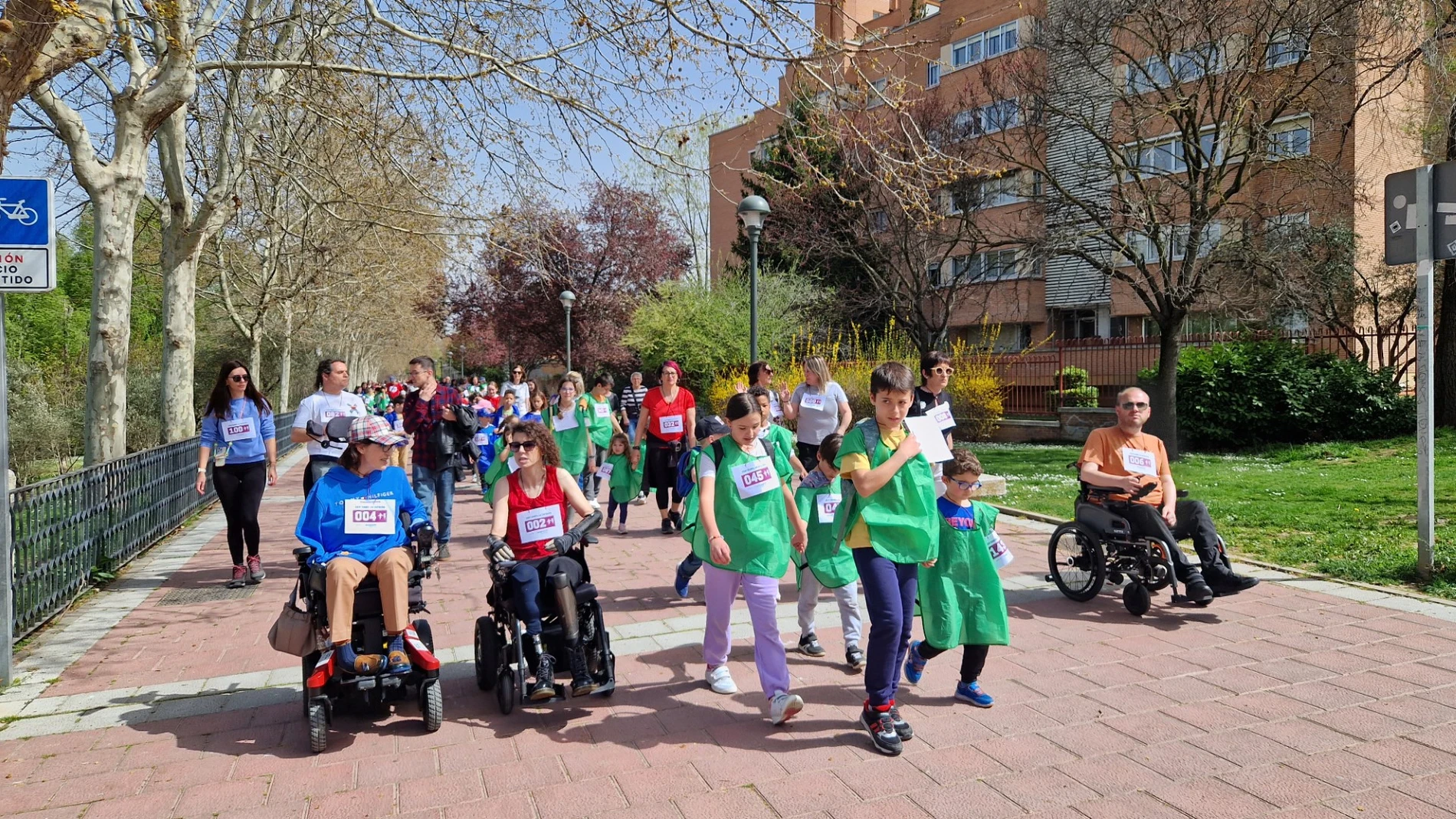 Marcha del CEIP Isabel la Católica de Valladolid a favor de ASPAYM Castilla y León