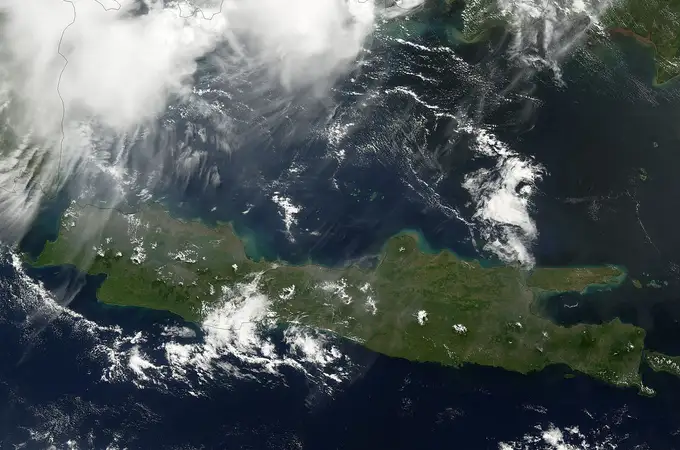 Un potente terremoto en la isla más poblada de Indonesia se siente en la capital, a 600 kilómetros