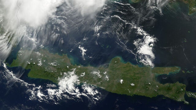 Un potente terremoto en la isla más poblada de Indonesia se siente en la capital, a 600 kilómetros