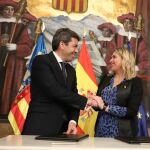 Mazón y Marta Barrachina durante la firma del protocolo hoy en Castellón