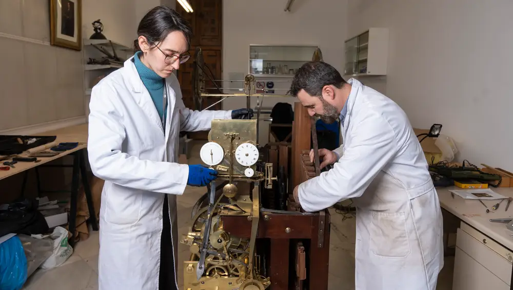 Arantxa Santolaya y Víctor J. Martínez minutos antes de hacer sonar por primera vez el Reloj Turco en los talleres del Palacio Real