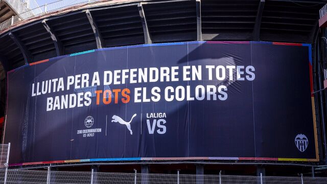 Mestalla estrena una nueva lona con un mensaje contra el racismo y la discriminación