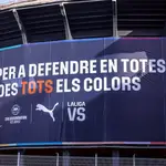 Mestalla estrena una nueva lona con un mensaje contra el racismo y la discriminación