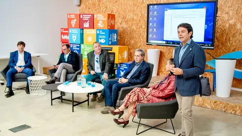 El concejal Carlos Mundina ha presentado la mesa redonda sobre el agua celebrada en la sede de Emivasa