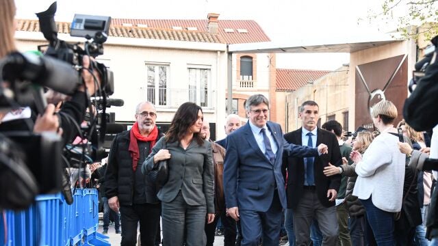 El expresidente de la Generalitat y eurodiputado de Junts, Carles Puigdemont (3i), a su llegada al Mairie d'Elne (Ayuntamiento de Elna), a 21 de marzo de 2024, en Elna (Francia). 