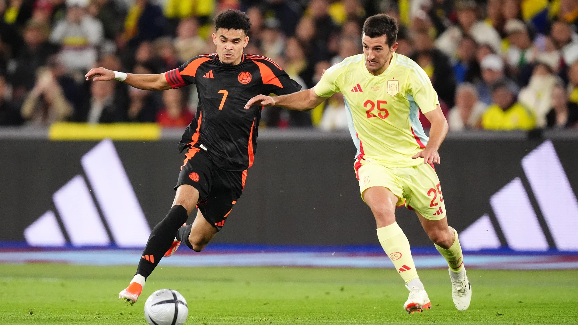22 March 2024, United Kingdom, London: Colombia's Luis Diaz (L) and Spain's Dani Vivian battle for the ball during the international friendly soccer match between Spain vs Colombia. Photo: John Walton/PA Wire/dpa 22/03/2024 ONLY FOR USE IN SPAIN