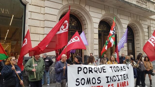 Trabajadores de Inditex se movilizan en Zara de Bilbao para pedir que los beneficios del grupo reviertan en la plantilla