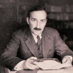 El escritor austriaco Stefan Zweig en una imagen de finales de los años 20 en su casa de Salzburgo. 