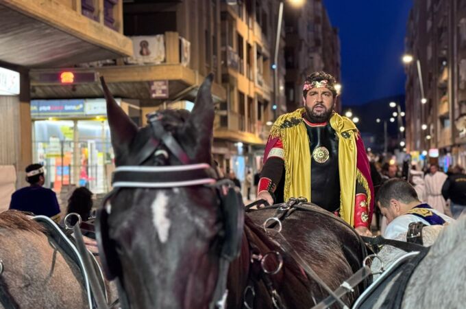 López Miras encarna al emperador romano Teodosio durante los desfiles bíblico pasionales de la Semana Santa de Lorca 