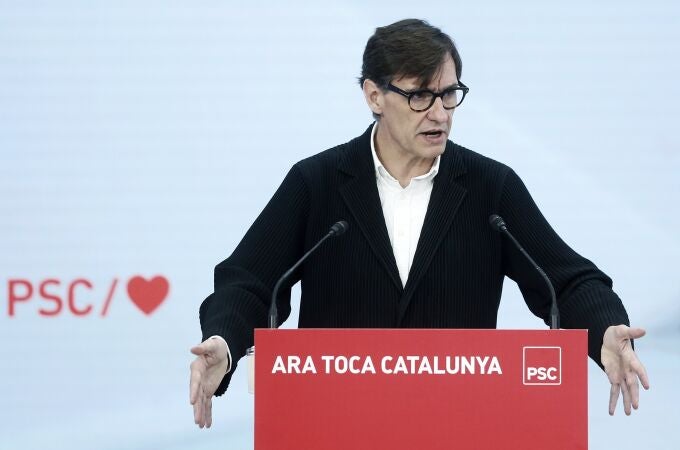  El primer secretario del PSC y candidato a la presidencia de la Generalitat, Salvador Illa, durante su intervención hoy en el acto de constitución del consejo de alcaldes de los socialistas catalanes celebrado en Barcelona. 