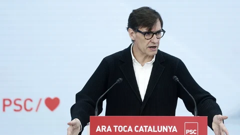 El primer secretario del PSC y candidato a la presidencia de la Generalitat, Salvador Illa, durante su intervención hoy en el acto de constitución del consejo de alcaldes de los socialistas catalanes celebrado en Barcelona.