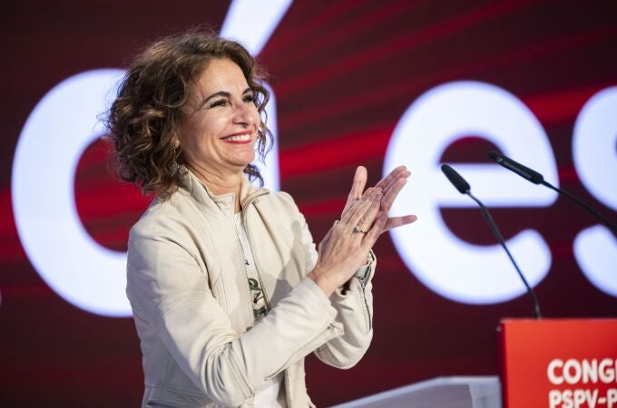 La vicepresidenta del Gobierno y vicesecretaria general del PSOE, María Jesús Montero, interviene en el congreso extraordinario de los socialistas valencianos este sábado en Benicàssim (Castellón). 