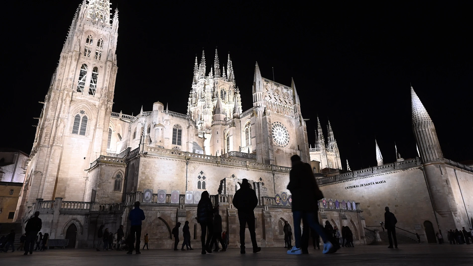 Turistas visitan la Catedral de Burgos